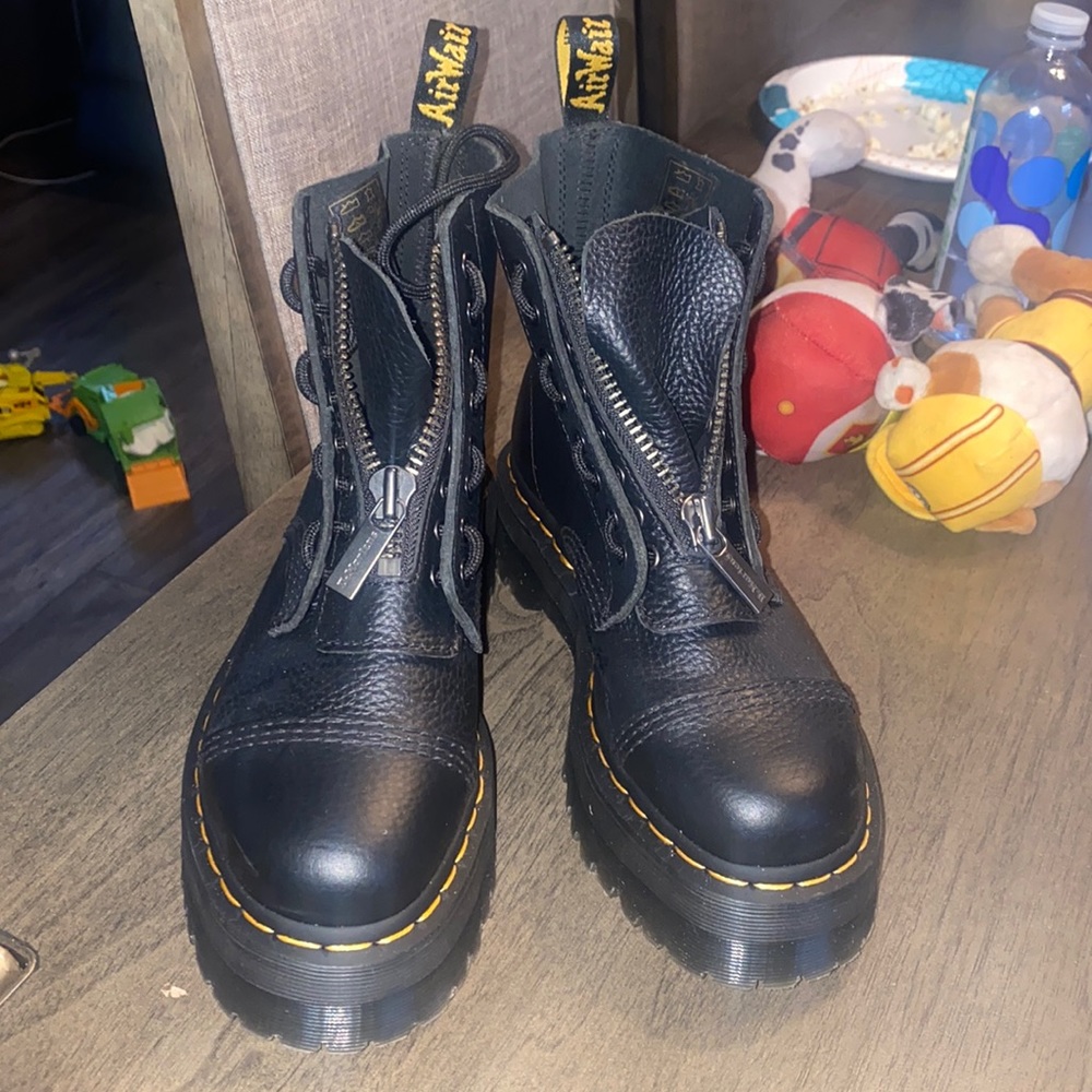 Dr. Martens Sinclair Milled Nappa. Like new, worn once.